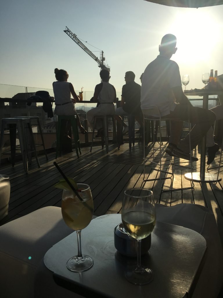 Persone sulla terrazza dell'Alcazaba Premium Hostel, Malaga