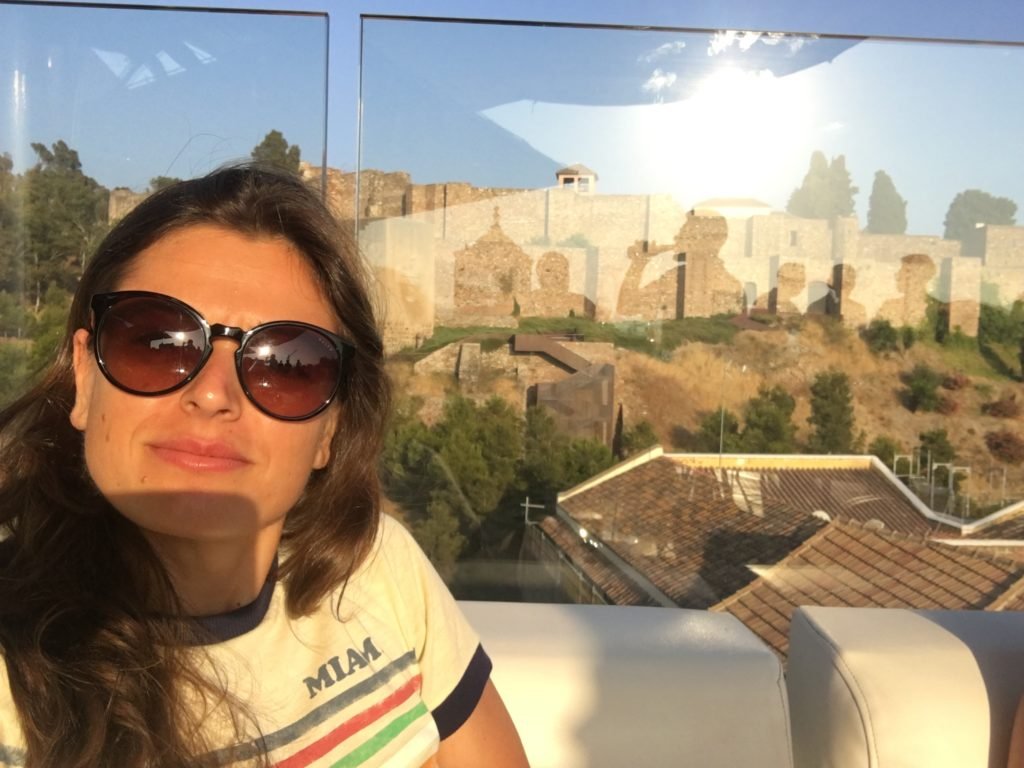 bevendo un cocktail nella Terrazza dell'Alcazaba Premium Hostel, all'ombra dell'Alcazaba di Malaga