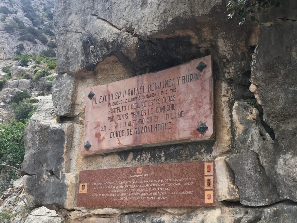 Placca commemorativa all'Ing. Benjumea (in alto) e placca inaugurativa per la riapertura del Caminito (in basso) nel 2015 - Caminito del Rey, Malaga